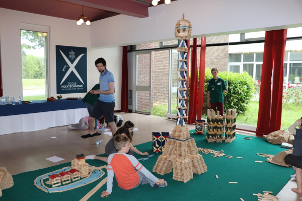Les enfants des participants du Grand Magnan jouent au Kapla et construisent une Tour Eiffel.
