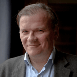 Une image contenant Visage humain, personne, sourire, Menton

Le contenu généré par l’IA peut être incorrect.