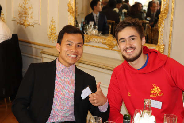 Un ancien élève vietnamien du cycle ingénieur et un élève russe du cycle ingénieur sourient et échangent lors du parrainage des élèves internationaux de l'X.