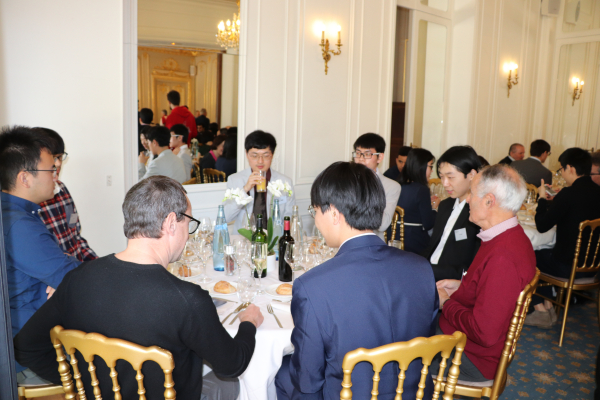 Jeunes élèves chinois échangent avec des alumni de l'Ecole polytechnique.