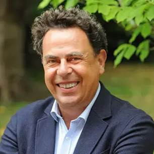 Une image contenant Visage humain, personne, sourire, habits

Le contenu généré par l’IA peut être incorrect.